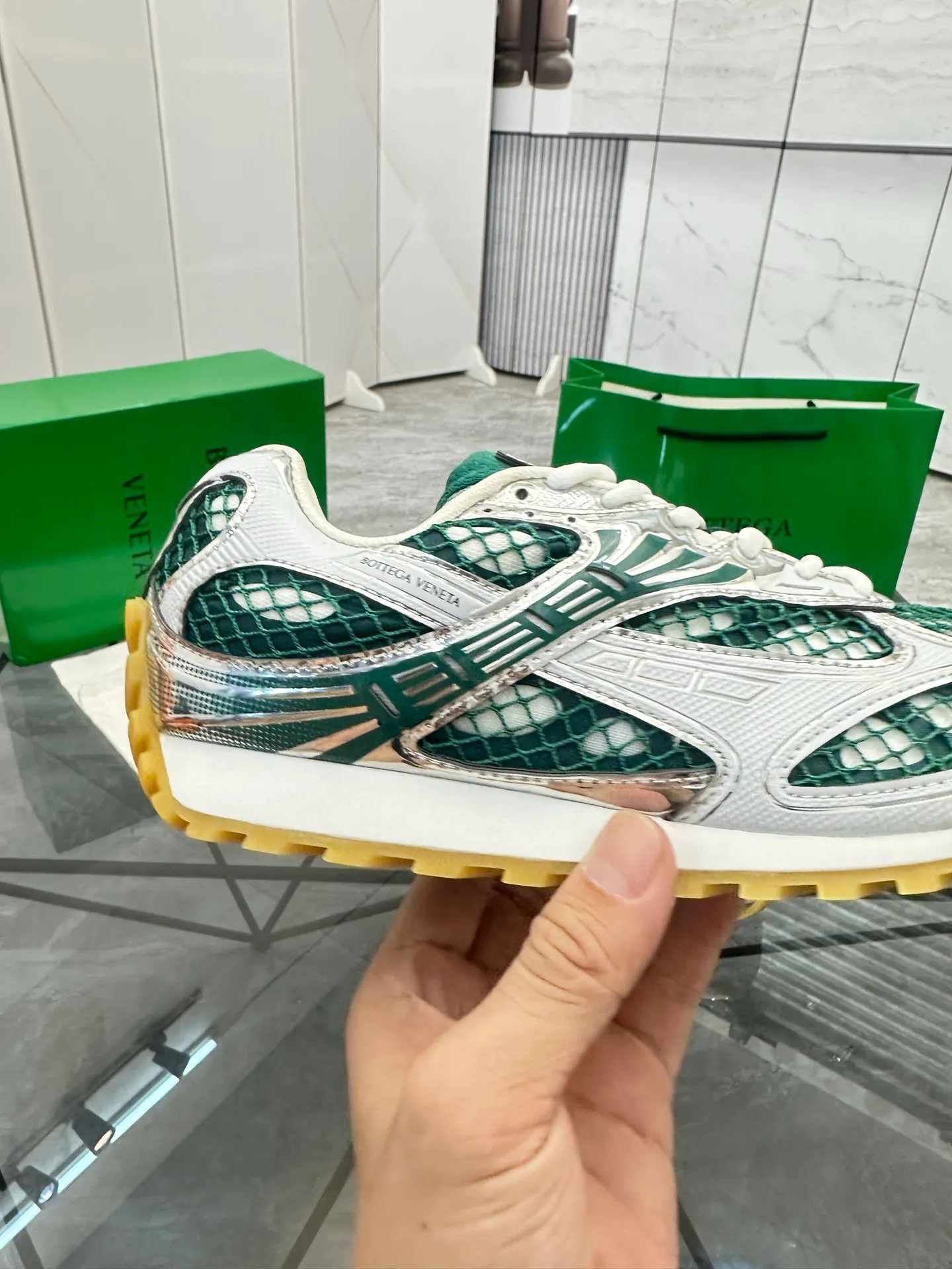 Factory men's shoes 💰: 620💰 (top version) BV Orbit sneakers Wang Yibo's same style couple's dad shoes Runner sneakers, made of lightweight technical mesh fabric. Matched with geometric pattern designed rubber outsole Wang Zha series high version Look for the package craftsmanship The actual height is much higher, but the legs are still slim. Very nice and playable and durable Matching to the standard 💯 Package shoe technology Look for the high version The outsole is made of color-blocked TPU outsole Women's model 35 36 37 38 39 40 41 (40 41 customized) Men's model 38 39 40 41 42 43 44 45. (Customized size 38 45.46) No. H345